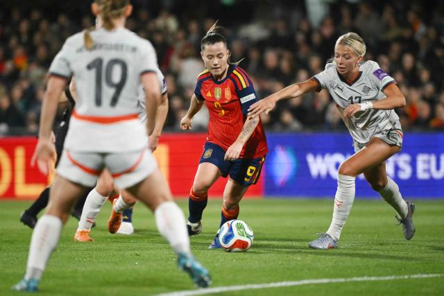 Spain's forward #09 Claudia Pina (L) is challenged by Iceland's forward #17 Ida Marin Hermannsdottir during the Women's World Cup 2027 Europe Zone Qualifiers football match between Spain and Iceland at Castalia Stadium, in Castellon de la Plana, on March 3, 2026. (Photo by JOSE JORDAN / AFP)