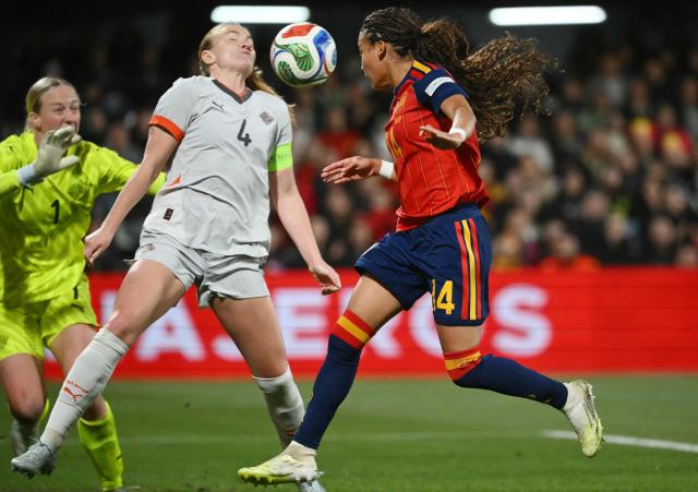Spain's midfielder #14 Vicky Lopez (R) heads the ball as Iceland's defender #04 Glodis Viggosdottir (C) and Iceland's goalkeeper #01 Cecilia Runarsdottir defend the goal during the Women's World Cup 2027 Europe Zone Qualifiers football match between Spain and Iceland at Castalia Stadium, in Castellon de la Plana, on March 3, 2026. (Photo by JOSE JORDAN / AFP)