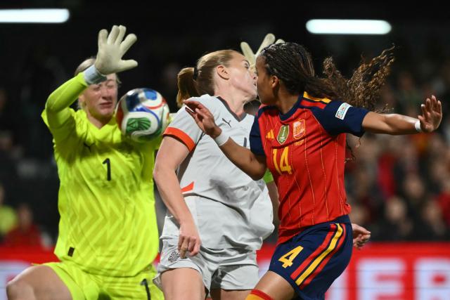 Spain's midfielder #14 Vicky Lopez (R) is challenged by Iceland's defender #04 Glodis Viggosdottir (C) and Iceland's goalkeeper #01 Cecilia Runarsdottir during the Women's World Cup 2027 Europe Zone Qualifiers football match between Spain and Iceland at Castalia Stadium, in Castellon de la Plana, on March 3, 2026. (Photo by JOSE JORDAN / AFP)