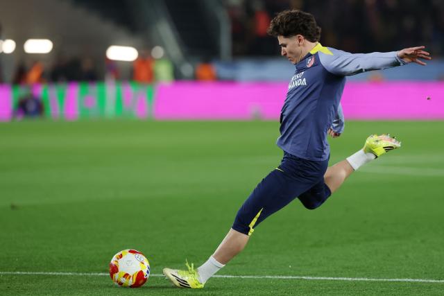 Atletico Madrid's Argentine forward #19 Julian Alvarez warms up before the Copa del Rey (King's Cup) semi final second leg football match between FC Barcelona and Club Atletico de Madrid at Camp Nou Stadium in Barcelona on March 3, 2026. (Photo by Lluis GENE / AFP)
