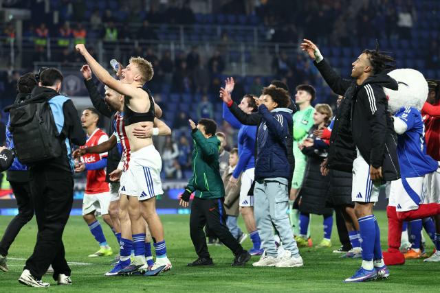 Strasbourg ’s players celebrate after winning the French Cup quarter final football match between RC Strasbourg Alsace and Stade de Reims at the Stade de la Meinau in Strasbourg, eastern France, on March 3, 2026. (Photo by Frederick FLORIN / AFP)