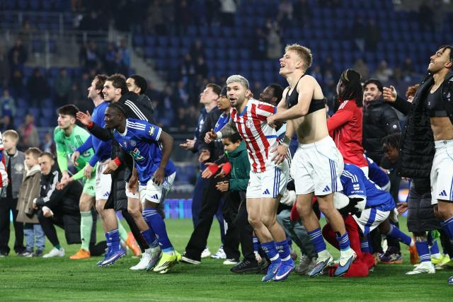 Strasbourg ’s players celebrate after winning the French Cup quarter final football match between RC Strasbourg Alsace and Stade de Reims at the Stade de la Meinau in Strasbourg, eastern France, on March 3, 2026. (Photo by Frederick FLORIN / AFP)