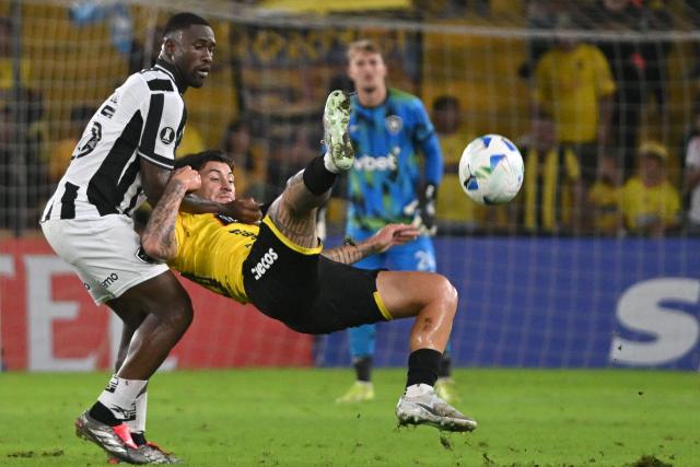 Botafogo's Angolan defender #15 Bastos and Barcelona's Uruguayan forward #80 Sergio Nunez fight for the ball during the Copa Libertadores phase three first-leg football match between Ecuador's Barcelona and Brazil's Botafogo at the Banco Pichincha Monumental Stadium in Guayaquil, Ecuador on March 3, 2026. (Photo by MARCOS PIN / AFP)