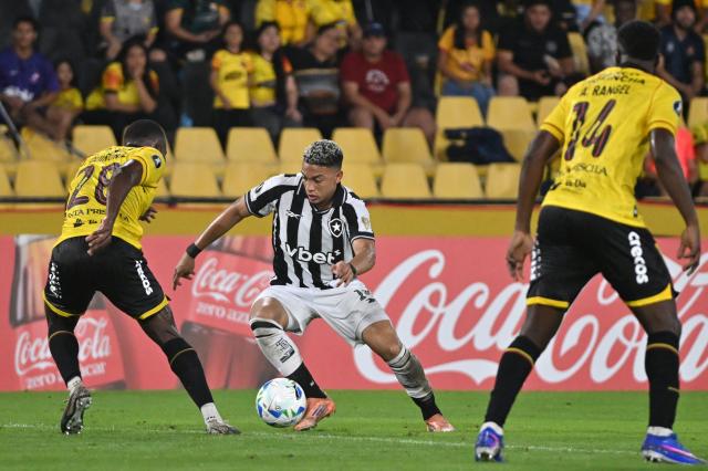 Barcelona's midfielder #28 Jhonny Quinonez and Botafogo's Colombian midfielder #14 Jordan Barrera fight for the ball during the Copa Libertadores phase three first-leg football match between Ecuador's Barcelona and Brazil's Botafogo at the Banco Pichincha Monumental Stadium in Guayaquil, Ecuador on March 3, 2026. (Photo by MARCOS PIN / AFP)