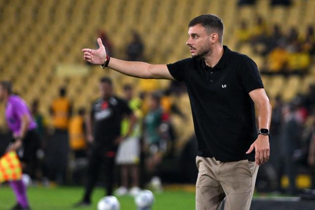 Botafogo's Argentine head coach Martin Anselmi gives instructions to his players during the Copa Libertadores phase three first-leg football match between Ecuador's Barcelona and Brazil's Botafogo at the Banco Pichincha Monumental Stadium in Guayaquil, Ecuador on March 3, 2026. (Photo by MARCOS PIN / AFP)