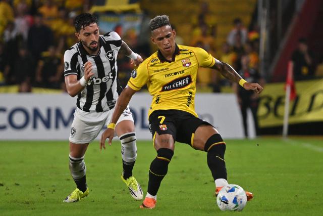 Botafogo's defender #13 Alex Telles and Barcelona's defender #07 Jandry Gomez fight for the ball during the Copa Libertadores phase three first-leg football match between Ecuador's Barcelona and Brazil's Botafogo at the Banco Pichincha Monumental Stadium in Guayaquil, Ecuador on March 3, 2026. (Photo by MARCOS PIN / AFP)