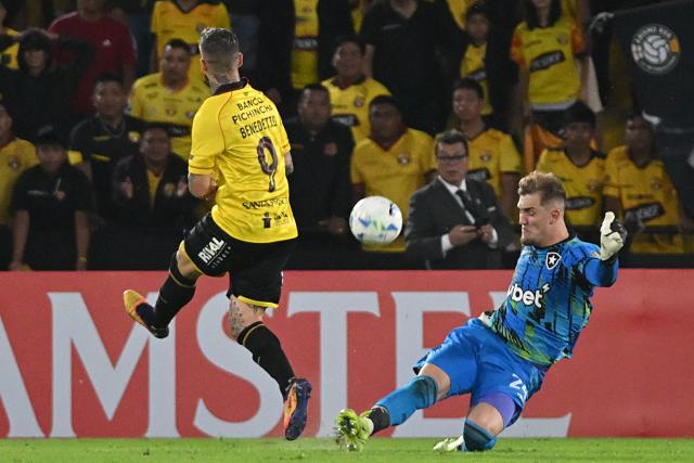 Barcelona's Argentine forward #09 Dario Benedetto and Botafogo's goalkeeper #24 Leonardo Baiersdorf fight for the ball during the Copa Libertadores phase three first-leg football match between Ecuador's Barcelona and Brazil's Botafogo at the Banco Pichincha Monumental Stadium in Guayaquil, Ecuador on March 3, 2026. (Photo by MARCOS PIN / AFP)