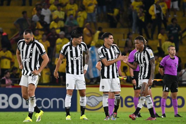 Botafogo players react at the end of the Copa Libertadores phase three first-leg football match between Ecuador's Barcelona and Brazil's Botafogo at the Banco Pichincha Monumental Stadium in Guayaquil, Ecuador on March 3, 2026. (Photo by MARCOS PIN / AFP)
