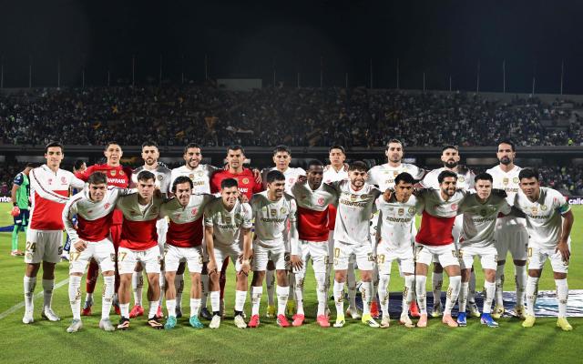 Toluca's players pose for a team photo ahead of the Liga MX Clausura match between Pumas and Toluca at Olimpico Universitario Stadium in Mexico City on March 3, 2026. (Photo by Carl DE SOUZA / AFP)