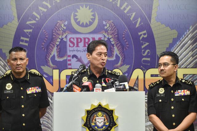 Malaysia's Anti-Corruption Commission (MACC) chief commissioner Azam Baki (C) speaks during a press conference at the MACC headquarters in Putrajaya on March 4, 2026. Malaysia’s anti-corruption agency on March 4 said it was probing alleged abuse of power, fraud and governance issues linked to a 1.11 billion ringgit ($280 million) deal between the Malaysian government and British chip giant Arm Holdings. (Photo by Arif Kartono / AFP)