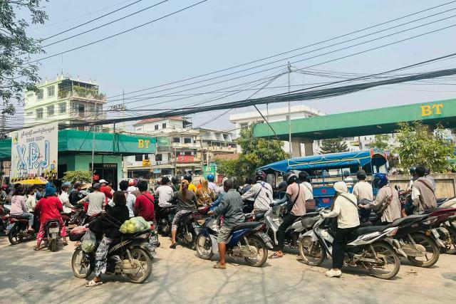 Motorists queue at a petrol station in Tachileik on March 4, 2026. As strikes on Iran moved into a fifth day, observers warned March 4 that the continued choking of crude supplies from the Middle East would continue to push energy prices higher. (Photo by AFP)