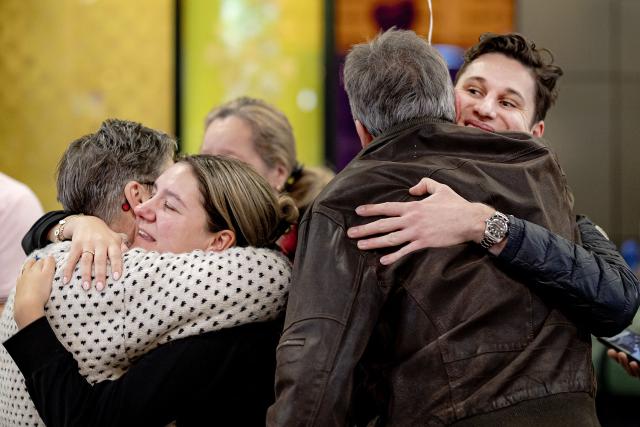 Travelers arrives at the Amsterdam Airport Schiphol after returning from the Middle East, in Haarlemmermeer on March 4, 2026, after many flights were cancelled after Iran began striking targets in the Gulf, including the cities' airports. (Photo by Ramon van Flymen / ANP / AFP) / Netherlands OUT