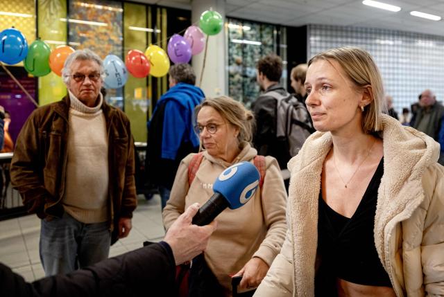 Travelers speak to press as they arrive at the Amsterdam Airport Schiphol after returning from the Middle East, in Haarlemmermeer on March 4, 2026, after many flights were cancelled after Iran began striking targets in the Gulf, including the cities' airports. (Photo by Ramon van Flymen / ANP / AFP) / Netherlands OUT