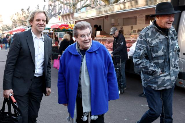 Socialist Party (PS)'s Strasbourg mayoral candidate Catherine Trautmann (C) reacts as she meets with local resident during her visit to a local market ahead of France's upcoming municipal elections in Strasbourg, eastern France on March 4, 2026. (Photo by FREDERICK FLORIN / AFP)