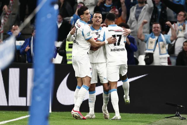 Marseille's English forward #10 Mason Greenwood celebrates with teammates after scoring a penalty during the French Cup quarter final football match between Olympique de Marseille (OM) and Toulouse FC at the Stade Velodrome stadium in Marseille, southern France on March 4, 2026. (Photo by Thibaud MORITZ / AFP)