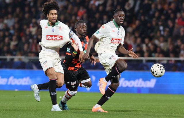 Lorient's Senegalese forward #12 Bamba Dieng fights for the ball with Nice's Brazilian defender #04 Dante and Nice's Senegalese defender #33 Antoine Mendy during the French Cup quarter final football match between FC Lorient and OGC Nice at the Stade du Moustoir stadium in Lorient, western France on March 4, 2026. (Photo by Fred TANNEAU / AFP)