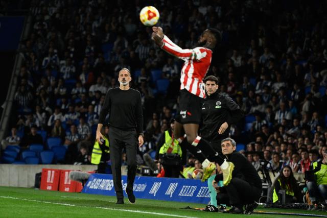 Real Sociedad's US coach Pellegrino Matarazzo (L) and Athletic Bilbao's Spanish coach Ernesto Valverde (R) watch Athletic Bilbao's Ghanaian forward #09 Inaki Williams during the Copa del Rey (King's Cup) semi final second leg football match between Real Sociedad and Athletic Club Bilbao at thep Anoeta Stadium in San Sebastian on March 4, 2026. (Photo by ANDER GILLENEA / AFP)