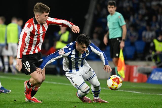 Athletic Bilbao's Spanish midfielder #18 Mikel Jauregizar Alboniga (L) vies for the ball with Real Sociedad's Spanish forward #07 Ander Barrenetxea during the Copa del Rey (King's Cup) semi final second leg football match between Real Sociedad and Athletic Club Bilbao at thep Anoeta Stadium in San Sebastian on March 4, 2026. (Photo by ANDER GILLENEA / AFP)
