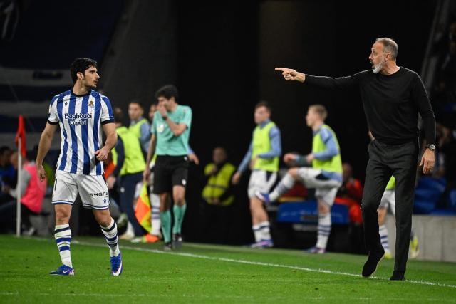Real Sociedad's US coach Pellegrino Matarazzo gestures to Real Sociedad's Portuguese forward #11 Goncalo Guedes during the Copa del Rey (King's Cup) semi final second leg football match between Real Sociedad and Athletic Club Bilbao at thep Anoeta Stadium in San Sebastian on March 4, 2026. (Photo by ANDER GILLENEA / AFP)