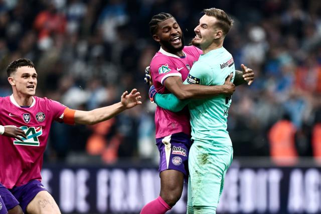 Toulouse's French goalkeeper #01 Guillaume Restes and teammates celebrate their victory at the end of the French Cup quarter final football match between Olympique de Marseille (OM) and Toulouse FC at the Stade Velodrome stadium in Marseille, southern France on March 4, 2026. (Photo by Thibaud MORITZ / AFP)