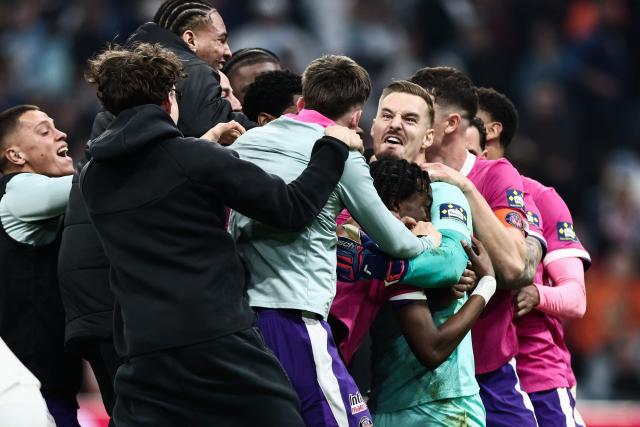Toulouse's French goalkeeper #01 Guillaume Restes and teammate celebrate their victory at the end of the French Cup quarter final football match between Olympique de Marseille (OM) and Toulouse FC at the Stade Velodrome stadium in Marseille, southern France on March 4, 2026. (Photo by Thibaud MORITZ / AFP)
