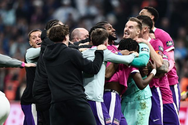 Toulouse's French goalkeeper #01 Guillaume Restes and teammate celebrate their victory at the end of the French Cup quarter final football match between Olympique de Marseille (OM) and Toulouse FC at the Stade Velodrome stadium in Marseille, southern France on March 4, 2026. (Photo by Thibaud MORITZ / AFP)