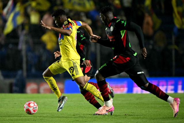 America's Colombian forward #19 Jose Raul Zuniga runs with the ball during the Liga MX Clausura match between America and Juarez at Ciudad de los Deportes Stadium in Mexico City on March 4, 2026. (Photo by Yuri CORTEZ / AFP)