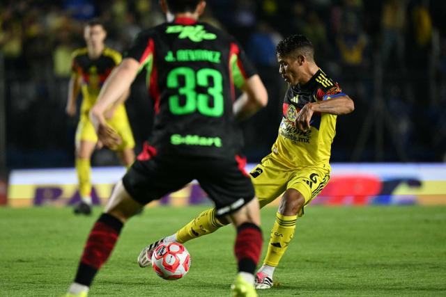 America's midfielder #06 Jonathan dos Santos kicks the ball past Juarez's defender #33 Francisco Nevarez during the Liga MX Clausura match between America and Juarez at Ciudad de los Deportes Stadium in Mexico City on March 4, 2026. (Photo by Yuri CORTEZ / AFP)