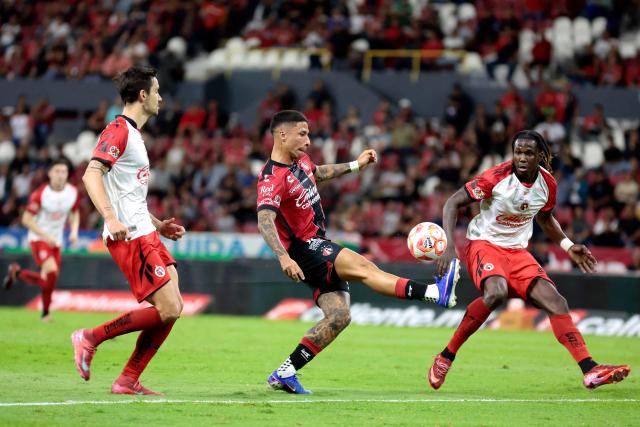 Atlas' Uruguayan forward #09 Agustin Rodriguez (C) controls the ball past Tijuana's Spanish defender #04 Unai Bilbao (L) and Ecuadorian defender #12 Jackson Porozo (R) during the Liga MX Clausura football match between Atlas and Tijuana at the Jalisco Stadium in Guadalajara, state of Jalisco, Mexico on March 4, 2026. (Photo by Ulises Ruiz / AFP)