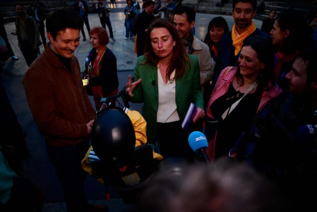 The National secretary of the left-wing party The Ecologistes Marine Tondelier talks to journalists as she distributes campaign leaflets to support the Mayor of Lyon and candidate for re-election in France's upcoming local elections Gregory Doucet, in Lyon, central eastern France on March 5, 2026. (Photo by Olivier CHASSIGNOLE / AFP)