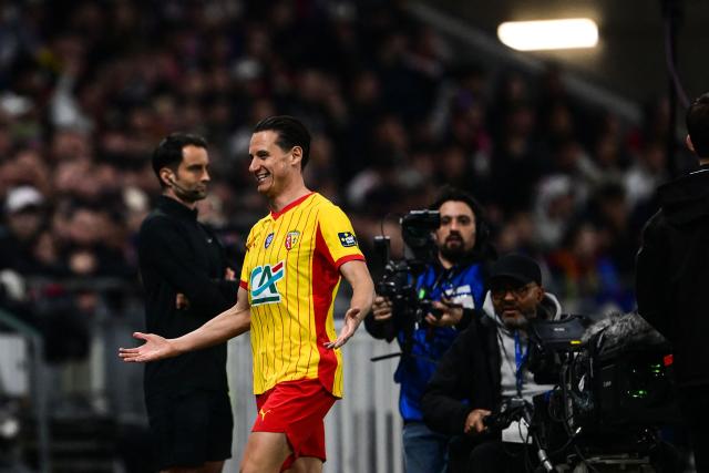 Lens' French forward #10 Florian Thauvin celebrates after scoring the opening goal during the French Cup quarter-final football match between Olympique Lyonnais (OL) and RC Lens at the Groupama Stadium in Decines-Charpieu, central-eastern France, on March 5, 2026. (Photo by OLIVIER CHASSIGNOLE / AFP)