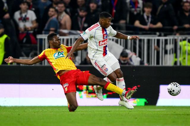 Lens' Malian midfielder #08 Mamadou Sangare (L) fights for the ball with Lyon's Brazilian forward #09 Endrick during the French Cup quarter-final football match between Olympique Lyonnais (OL) and RC Lens at the Groupama Stadium in Decines-Charpieu, central-eastern France, on March 5, 2026. (Photo by OLIVIER CHASSIGNOLE / AFP)