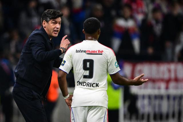 Lyon's Portuguese head coach Paulo Fonseca (L) speaks with Lyon's Brazilian forward #09 Endrick  during the French Cup quarter-final football match between Olympique Lyonnais (OL) and RC Lens at the Groupama Stadium in Decines-Charpieu, central-eastern France, on March 5, 2026. (Photo by OLIVIER CHASSIGNOLE / AFP)
