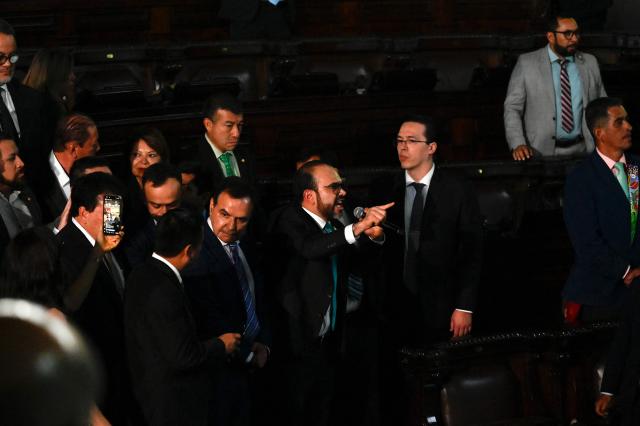 Guatemala's Congress second president Elmer Palencia (C) speaks during a blackout at a Congress session for the election of two magistrates for the Constitutional Court in Guatemala City on March 5, 2026. (Photo by JOHAN ORDONEZ / AFP)