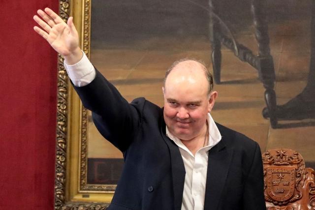 (FILES) Rafael Lopez Aliaga bids farewell after announcing his resignation as mayor to run for president, during a session of the Metropolitan Council at Lima City Hall in Lima, on October 13, 2025. Peru's ultraconservative candidate Rafael Lopez Aliaga, one of the favorites for the April 2026 presidential elections according to polls, promised on March 5, 2026, that he would withdraw Peru from the jurisdiction of the Inter-American Court of Human Rights (IACHR) after accusing it of benefiting “terrorists” with its rulings. (Photo by CONNIE FRANCE / AFP)