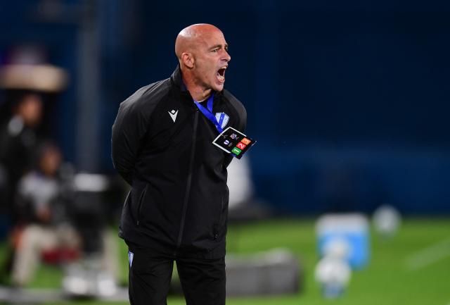 Juventud's Argentine head coach Sebastian Mendez gives instructions to his players during the Copa Libertadores phase three first-leg football match between Uruguay's Juventud and Colombia's Independiente Medellin at Gran Parque Central Stadium in Montevideo on March 5, 2026. (Photo by Dante FERNANDEZ / AFP)