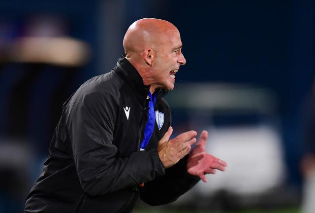 Juventud's Argentine head coach Sebastian Mendez gives instructions to his players during the Copa Libertadores phase three first-leg football match between Uruguay's Juventud and Colombia's Independiente Medellin at Gran Parque Central Stadium in Montevideo on March 5, 2026. (Photo by Dante FERNANDEZ / AFP)