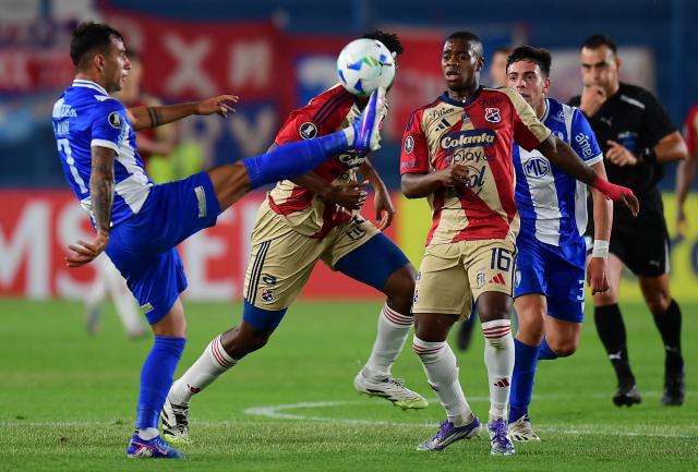 Juventud's forward #07 Agustín Alaniz (L) and Independiente Medellin's midfielder #16 Halam Loboa fight for the ball during the Copa Libertadores phase three first-leg football match between Uruguay's Juventud and Colombia's Independiente Medellin at Gran Parque Central Stadium in Montevideo on March 5, 2026. (Photo by Dante FERNANDEZ / AFP)