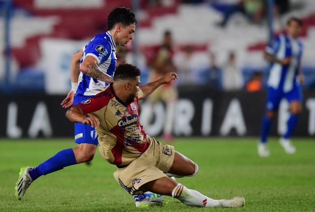 Juventud's Argentine midfielder #30 Gonzalo Gomez (L) and Independiente Medellin's defender #18 Frank Fabra fight for the ball during the Copa Libertadores phase three first-leg football match between Uruguay's Juventud and Colombia's Independiente Medellin at Gran Parque Central Stadium in Montevideo on March 5, 2026. (Photo by Dante FERNANDEZ / AFP)