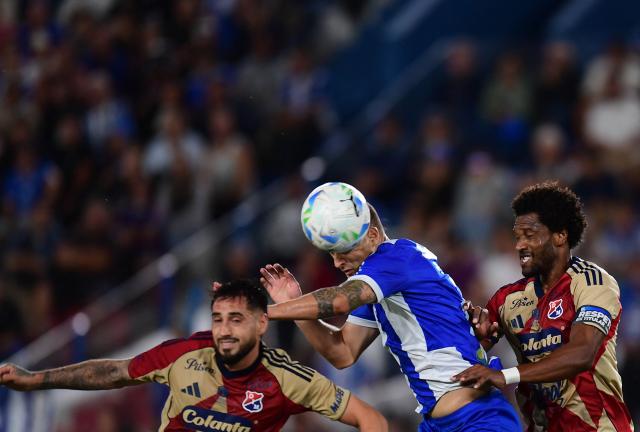 Juventud's defender #02 Patricio Pernicone (C) heads the ball past Independiente Medellin's Argentine forward #19 Francisco Fydriszewski (R) and midfielder #16 Halam Loboa during the Copa Libertadores phase three first-leg football match between Uruguay's Juventud and Colombia's Independiente Medellin at Gran Parque Central Stadium in Montevideo on March 5, 2026. (Photo by Dante FERNANDEZ / AFP)