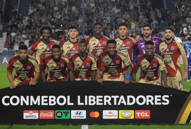 Independiente Medellin players pose for a team photo ahead of the Copa Libertadores phase three first-leg football match between Uruguay's Juventud and Colombia's Independiente Medellin at Gran Parque Central Stadium in Montevideo on March 5, 2026. (Photo by Dante Fernandez / AFP)