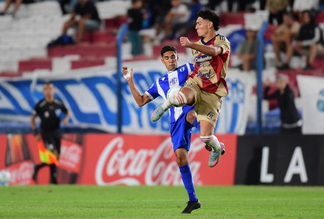 Juventud's midfielder #22 Rodrigo Chagas (L) and Independiente Medellin's Uruguayan forward #09 Enzo Larrosa fight for the ball during the Copa Libertadores phase three first-leg football match between Uruguay's Juventud and Colombia's Independiente Medellin at Gran Parque Central Stadium in Montevideo on March 5, 2026. (Photo by Dante Fernandez / AFP)