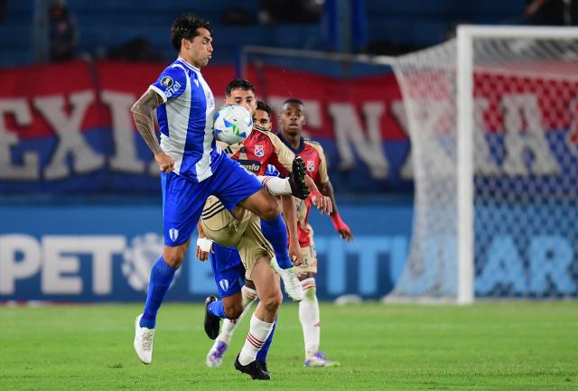 Juventud's Argentine defender #23 Emmanuel Mas (L) and Independiente Medellin's Argentine forward #19 Francisco Fydriszewski fight for the ball during the Copa Libertadores phase three first-leg football match between Uruguay's Juventud and Colombia's Independiente Medellin at Gran Parque Central Stadium in Montevideo on March 5, 2026. (Photo by Dante Fernandez / AFP)