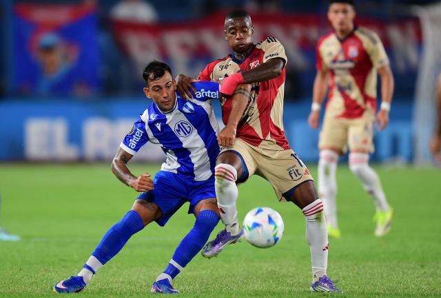 Juventud's forward #07 Agustín Alaniz (L) and Independiente Medellin's midfielder #16 Halam Loboa fight for the ball during the Copa Libertadores phase three first-leg football match between Uruguay's Juventud and Colombia's Independiente Medellin at Gran Parque Central Stadium in Montevideo on March 5, 2026. (Photo by Dante Fernandez / AFP)