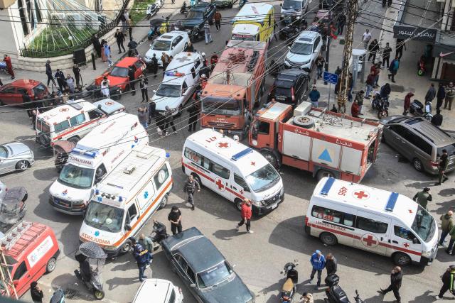 EDITORS NOTE: Graphic content / First aid responders work near a building targeted by an Israeli airstrike in the southern Lebanese coastal city of Sidon on March 6, 2026. Fresh strikes rocked Iran and Lebanon on March 6, as Israel vowed to escalate to a new phase in the Middle East war that has spiralled rapidly throughout the region and beyond. (Photo by Mahmoud ZAYYAT / AFP)