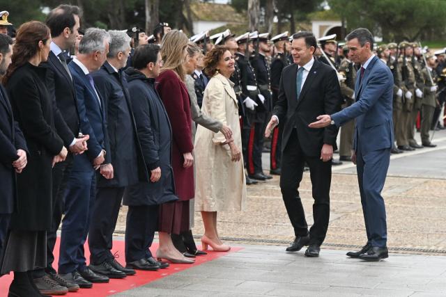 Spain's Prime Minister Pedro Sanchez (R) introduces Portugal's Prime Minister Luis Montenegro (2R) to members of Spain's government at the start of a Spain-Portugal summit held at the La Rabida Monastery in Palos de la Frontera on March 6, 2026. (Photo by CRISTINA QUICLER / AFP)