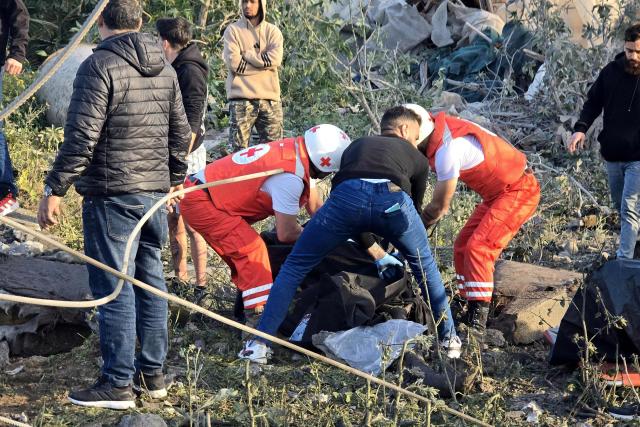 First aid responders rush to the site of an Israeli airstrike that targeted the southern Lebanese city of Tyre on March 6, 2026. Fresh strikes rocked Iran and Lebanon on March 6, as Israel vowed to escalate to a new phase in the Middle East war that has spiralled rapidly throughout the region and beyond. (Photo by KAWNAT HAJU / AFP)