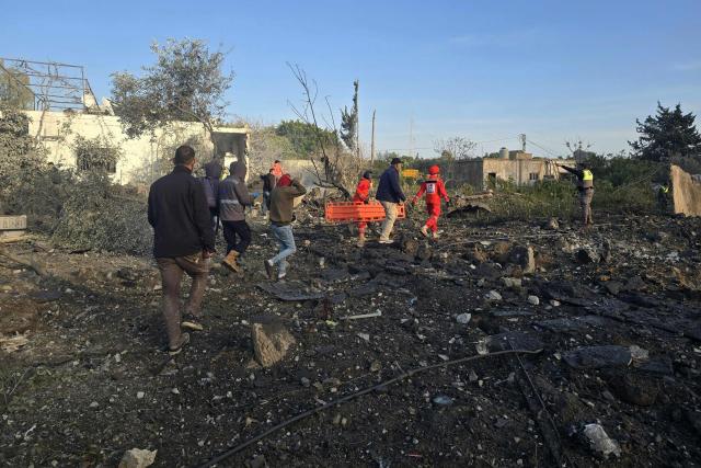 First aid responders rush to the site of an Israeli airstrike that targeted the southern Lebanese city of Tyre on March 6, 2026. Fresh strikes rocked Iran and Lebanon on March 6, as Israel vowed to escalate to a new phase in the Middle East war that has spiralled rapidly throughout the region and beyond. (Photo by KAWNAT HAJU / AFP)