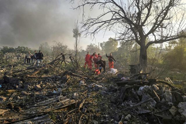 First aid responders rush to the site of an Israeli airstrike that targeted the southern Lebanese city of Tyre on March 6, 2026. Fresh strikes rocked Iran and Lebanon on March 6, as Israel vowed to escalate to a new phase in the Middle East war that has spiralled rapidly throughout the region and beyond. (Photo by KAWNAT HAJU / AFP)