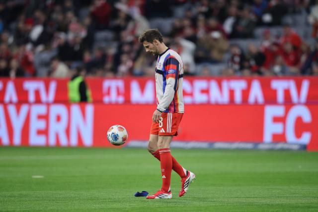Bayern Munich's German midfielder #08 Leon Goretzka warms up prior to the German first division Bundesliga football match between FC Bayern Munich and Borussia Moenchengladbach in Munich, southern Germany, on March 6, 2026. (Photo by Alexandra BEIER / AFP) / DFL REGULATIONS PROHIBIT ANY USE OF PHOTOGRAPHS AS IMAGE SEQUENCES AND/OR QUASI-VIDEO